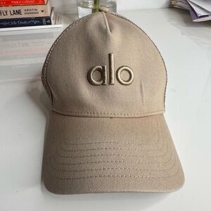 ALO Yoga District Trucker Hat in Gravel Beige